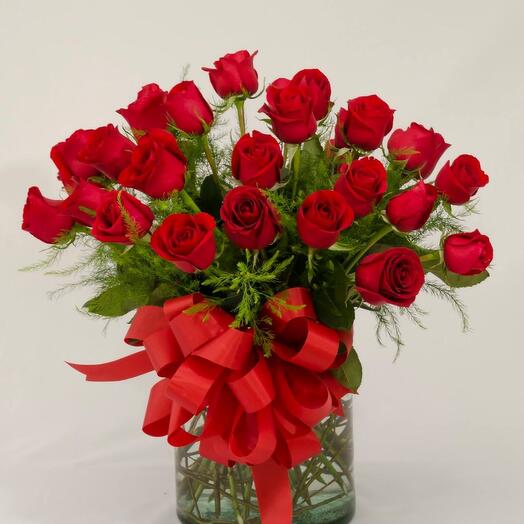 Florero de rosas rojas