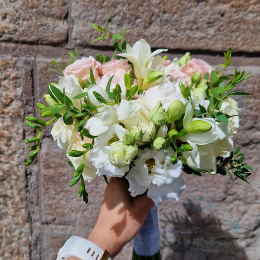 Rosa vit brollop bukett