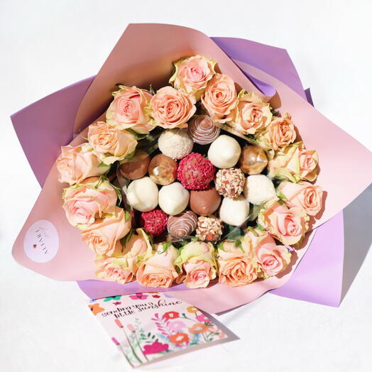 LUXURIOUS CHOCOLATE-COVERED STRAWBERRIES BOUQUET