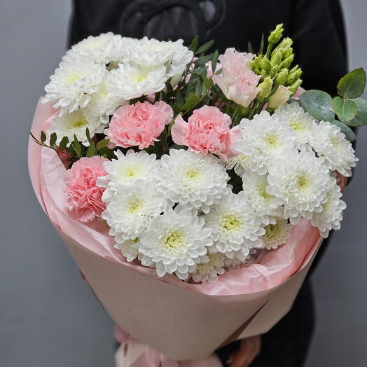 Букет с хризантемами и диантусами