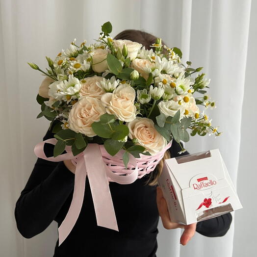 Gift set — basket of flowers and Rafaello