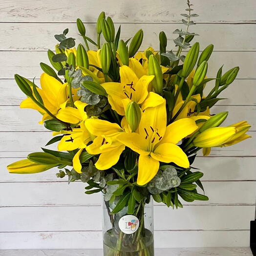 Lirios Amarillos en Florero
