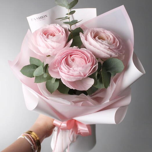 Букет комплимент ранункулюсов с эвкалиптом