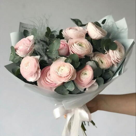 Букет ранункулюсов с эвкалиптом Passion