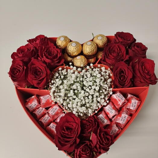 Herzbox mit roten Rosen und Pralinen