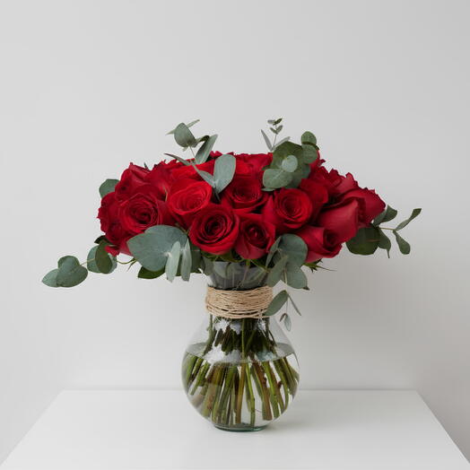 Arreglo rosas rojas con follaje