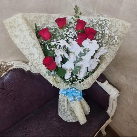 Bouquet rose rosse ed orchidee phalaenopsis