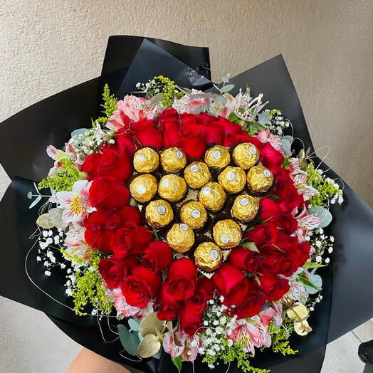 Ramo de rosas rojas y Ferrero