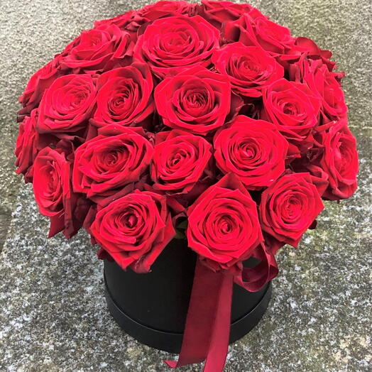 Red roses flower box