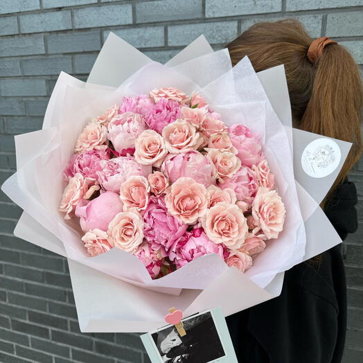 Peoniyalar və spray qızılgüllərin qarışığı