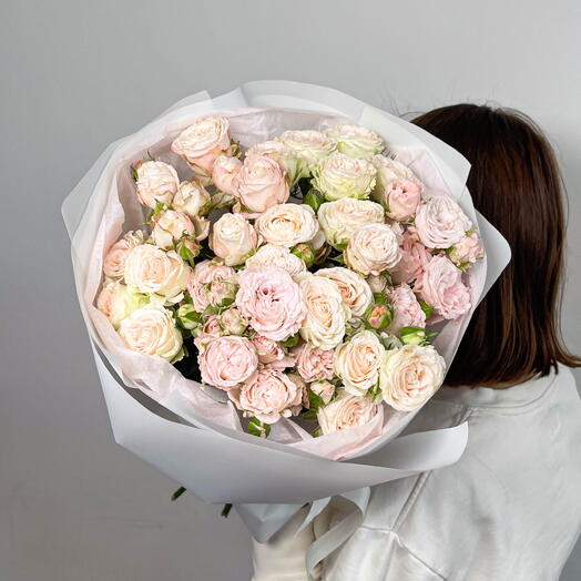 A delicate mix of spray roses "Soft Blush"