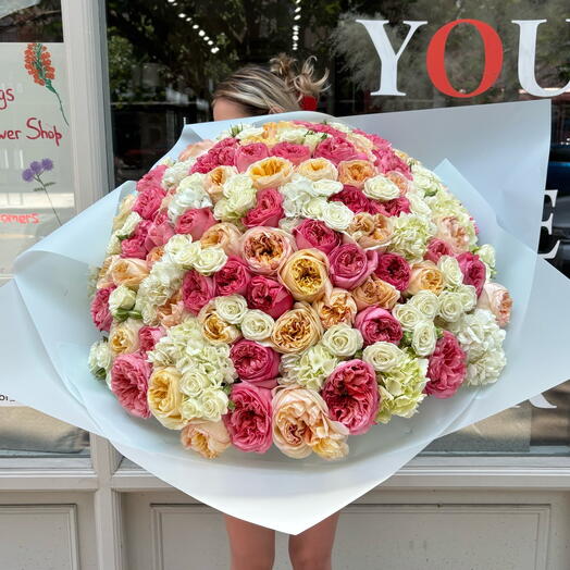 Bouquet di confessioni (rose da giardino crema e rosa, ortensie, rose spray bianche)