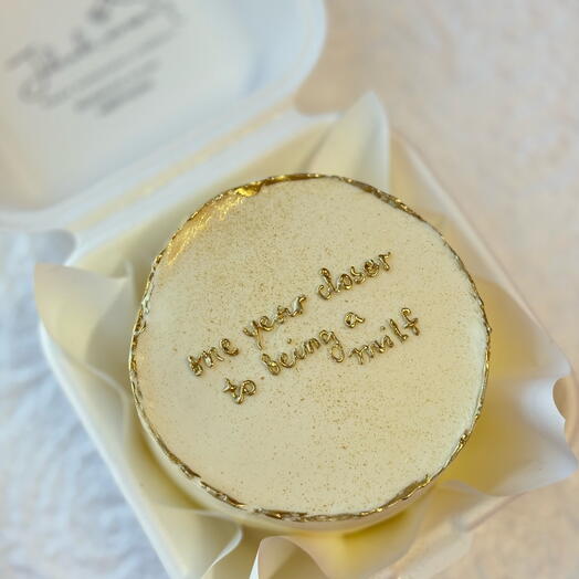 Бенто-торт прикрашений їстівним золотом