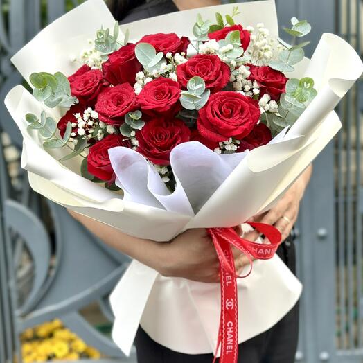 Beautiful red green rose bouqet