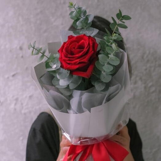 Букет из крупной красной розы с эвкалиптом