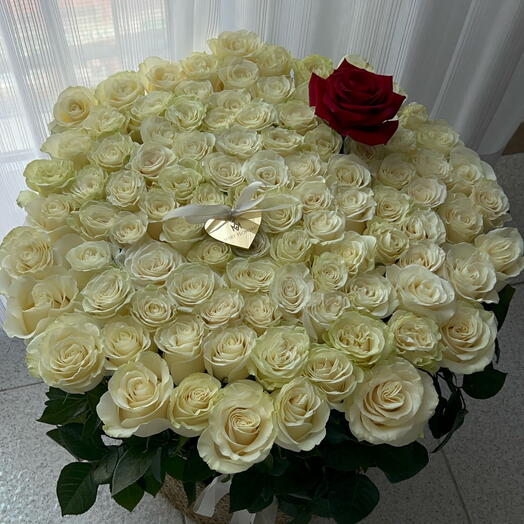 Cesto con rose bianche