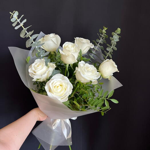 Bouquet of 7 white roses with eucalyptus