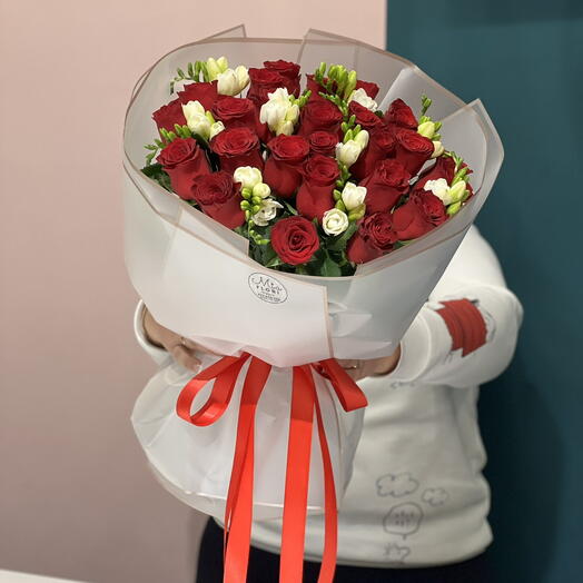 Букет из красных роз и фрезий - "Chardonay"