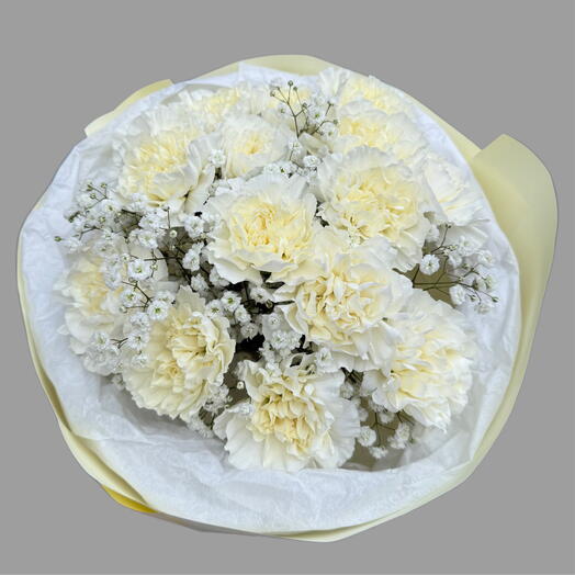 Букет білих гвоздик з гіпсофілою