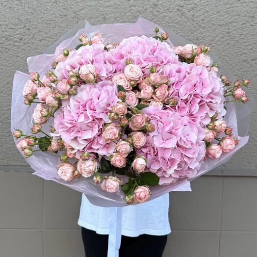 Strauß aus Sprayrosen mit Hortensien