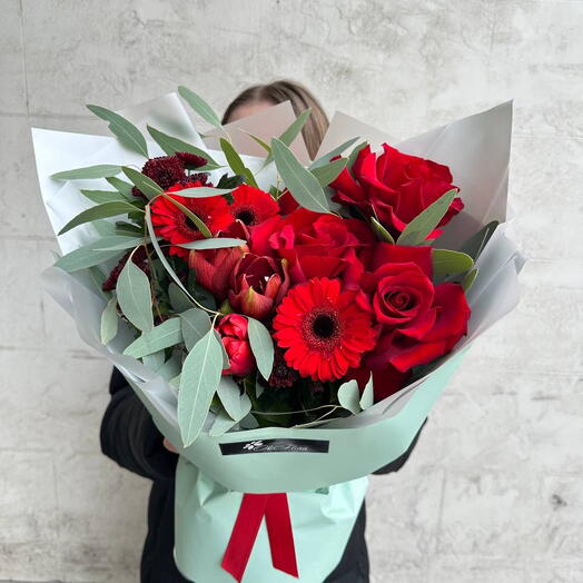 Элегантный красный букет с розами и герберами