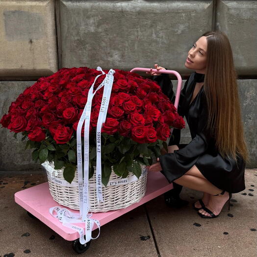 Роскошная корзина из 300 красных роз