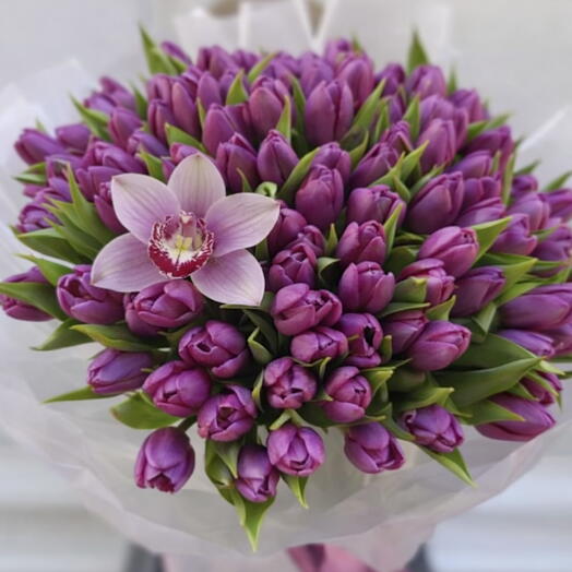 101 tulips with an orchid — a truly luxurious impression