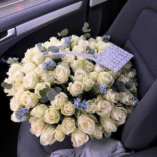 White rose basket