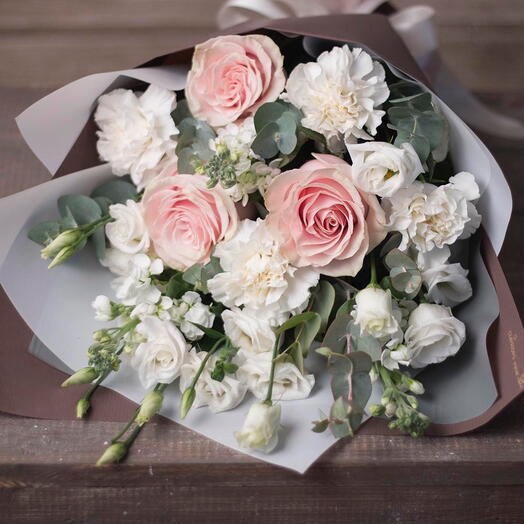 Сборный букет в нежных цветах