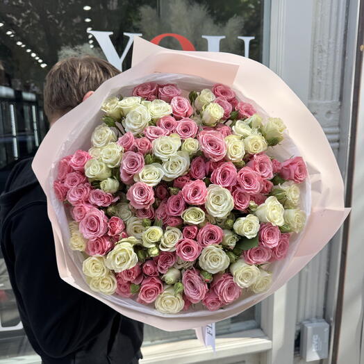 31 Mix of pink and white spray roses