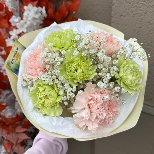 Nelkenstrauß mit Schleierkraut