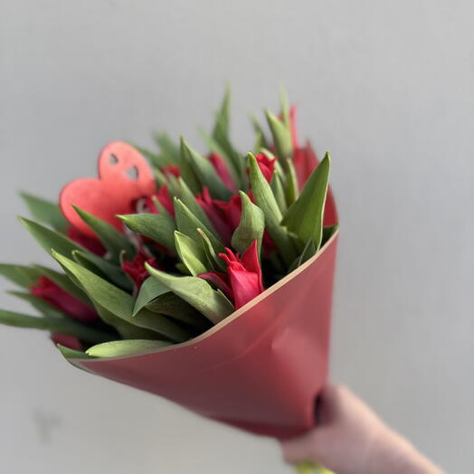Bouquet of 15 red tulips