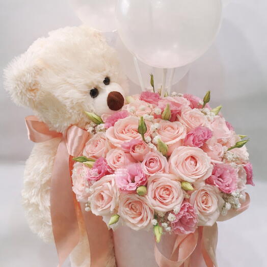 Цветы, коробка с плюшевым мишкой и шарами