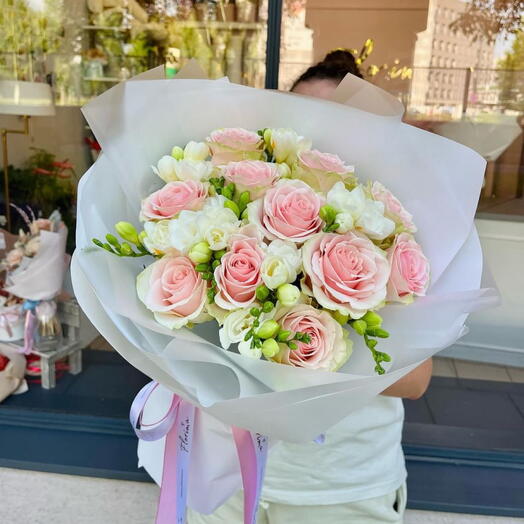 Mystic Moonlight çəhrayı güllərdən və freziyadan