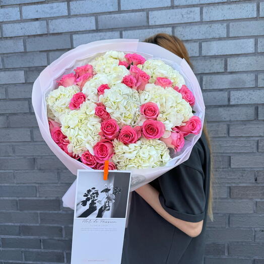 Светло-розовые розы и гортензии