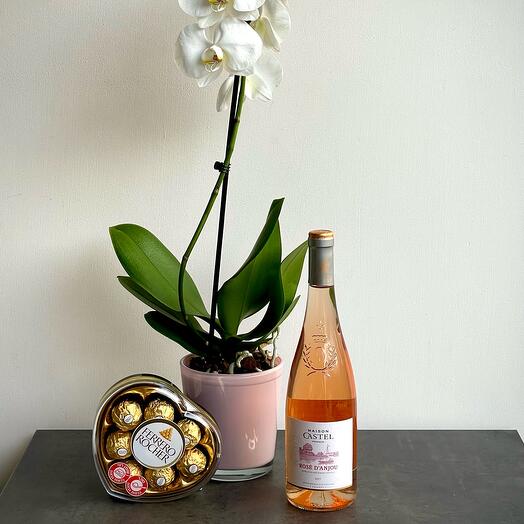 Set orchid with rose wine and box ferrero