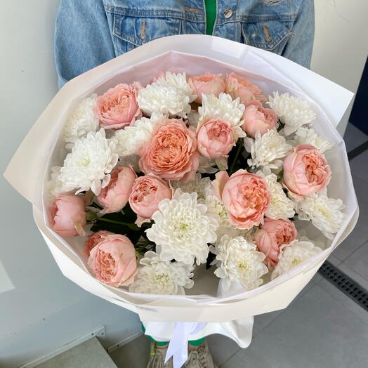 Авторский букет пионовидных роз и хризантем