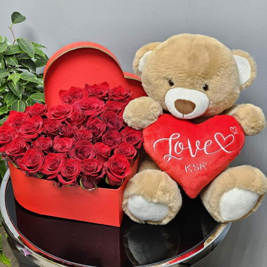 Цветы в коробке сердце и медвежонок