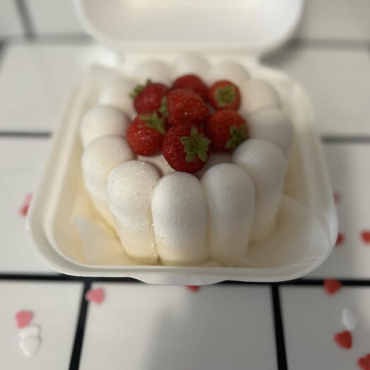 Pastel de mousse con fresa fresca