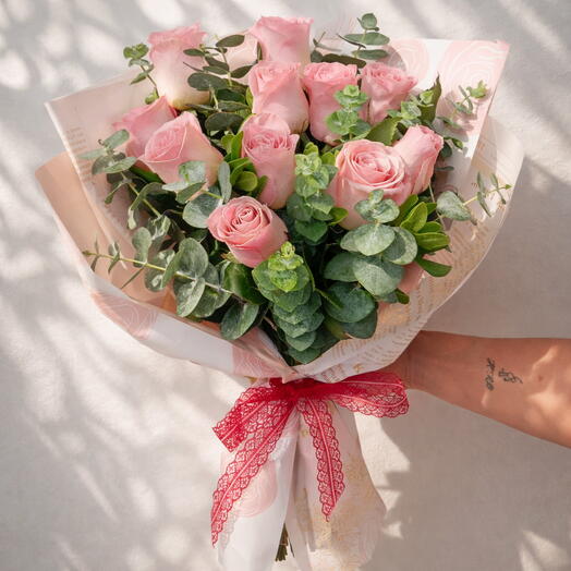 Ramo de 12 Rosas Rosadas con Eucalipto – Bouquet Romantico y Elegante