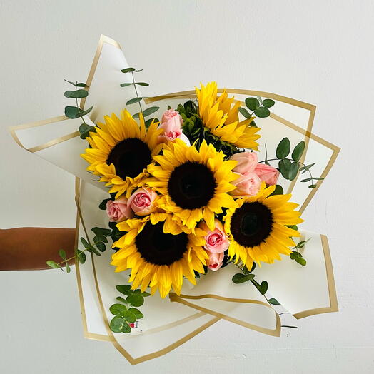 Ramo Amarillo Encanto - Girasoles y Rosas Rosas