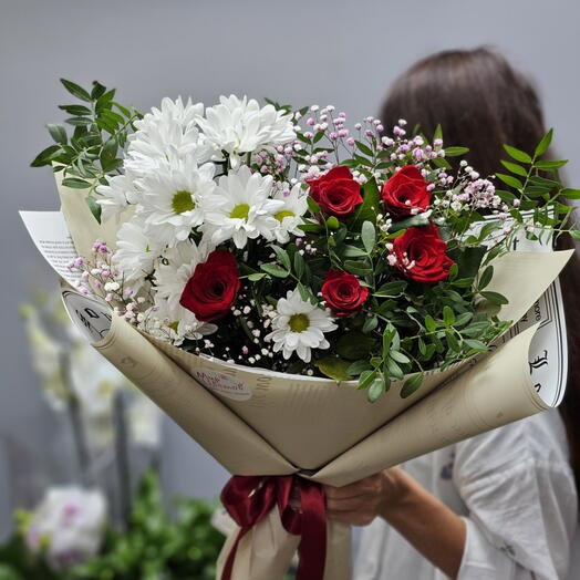 Букет из роз и хризантемы ромашковой