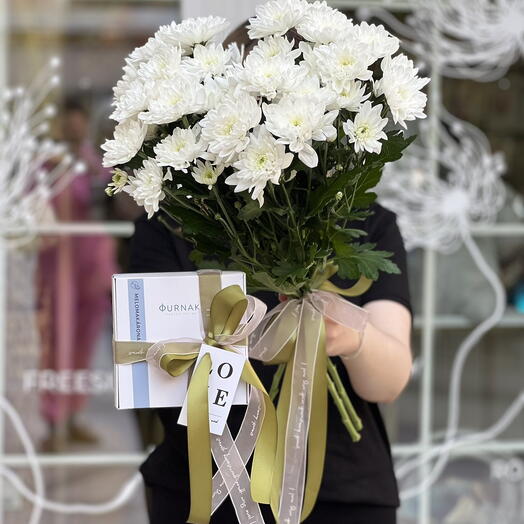 Букет комплимент из хризантем, печенье - «Меломакарона» 500 гр