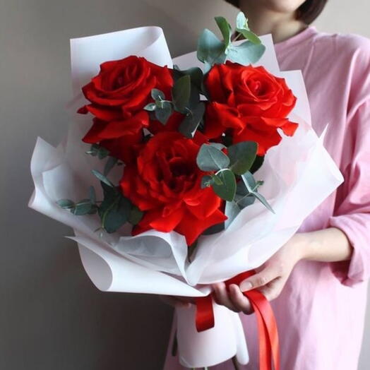 Контрастный букет из роз с эвкалиптом