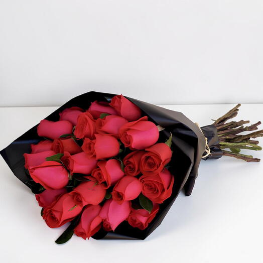 Ramo 24 rosas rojas una vista