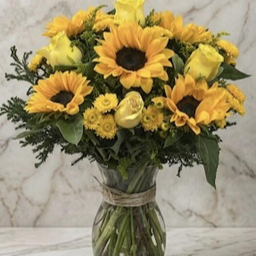 Sol Radiante de girasoles y rosas