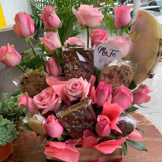 Cesta con flores Y postres