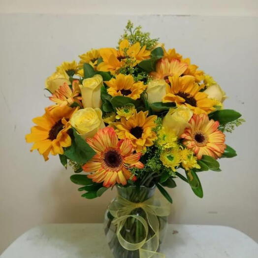 Sol Radiante de girasoles y rosas