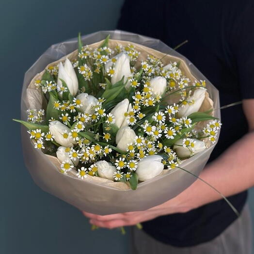 Весенний рассвет – букет из белых тюльпанов и ромашек