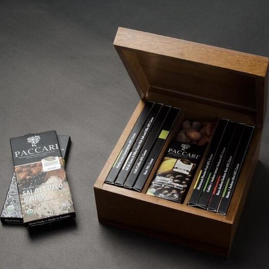 PACCARI LARGE "GIFT BOX MADE OF LAUREL WOOD" WITH 8 ORGANIC CHOCOLATE BARS AND 2 CHOCOLATED FRUITS - ECUADOR